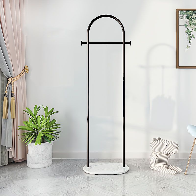 Zeitgenössischer Kleiderbügel mit marktorientiertem Metall -Rack mit Marmorboden