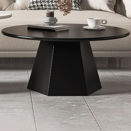 中世紀の鉄の丸い台座のコーヒーカクテルテーブルは白黒にセットされています