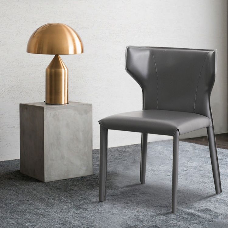 Silla de comedor de cuero y metal sin brazo de forma sintética contemporánea