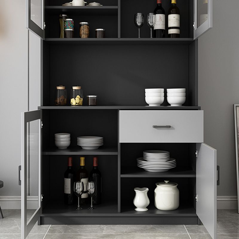 A buffet per la sala da pranzo con pranzo a pranzo contemporaneo