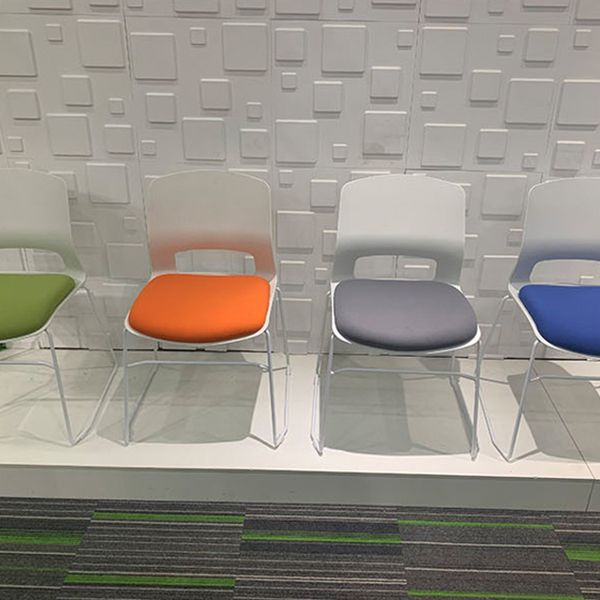 Eigentijdse armloze bureaustoel geen pijnlijke ergonomische stoel