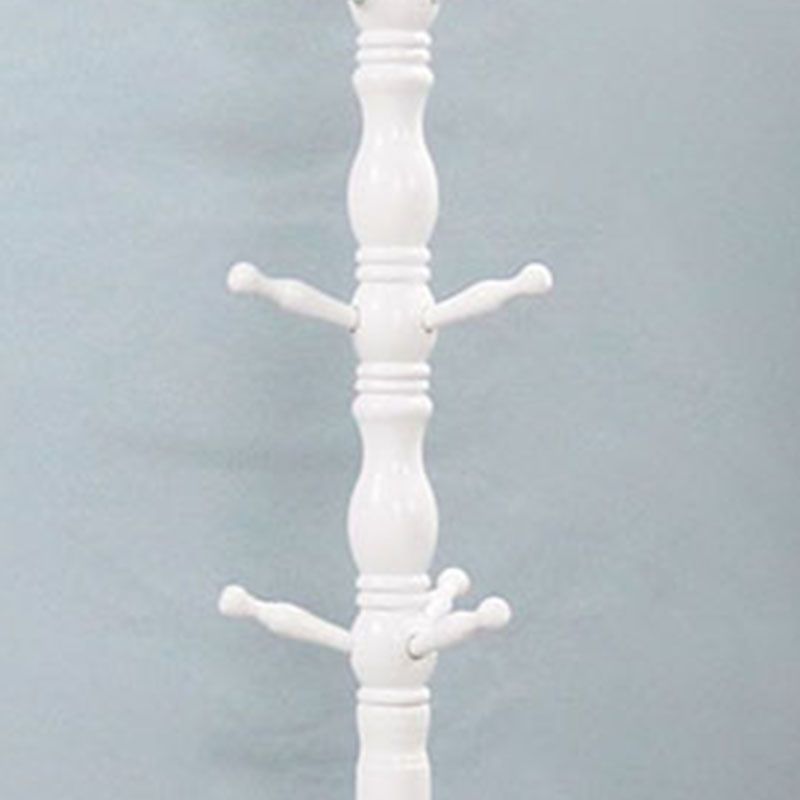 Arbre traditionnel en bois d'arbre en plein air arbre dans le hall avec crochets de manteau