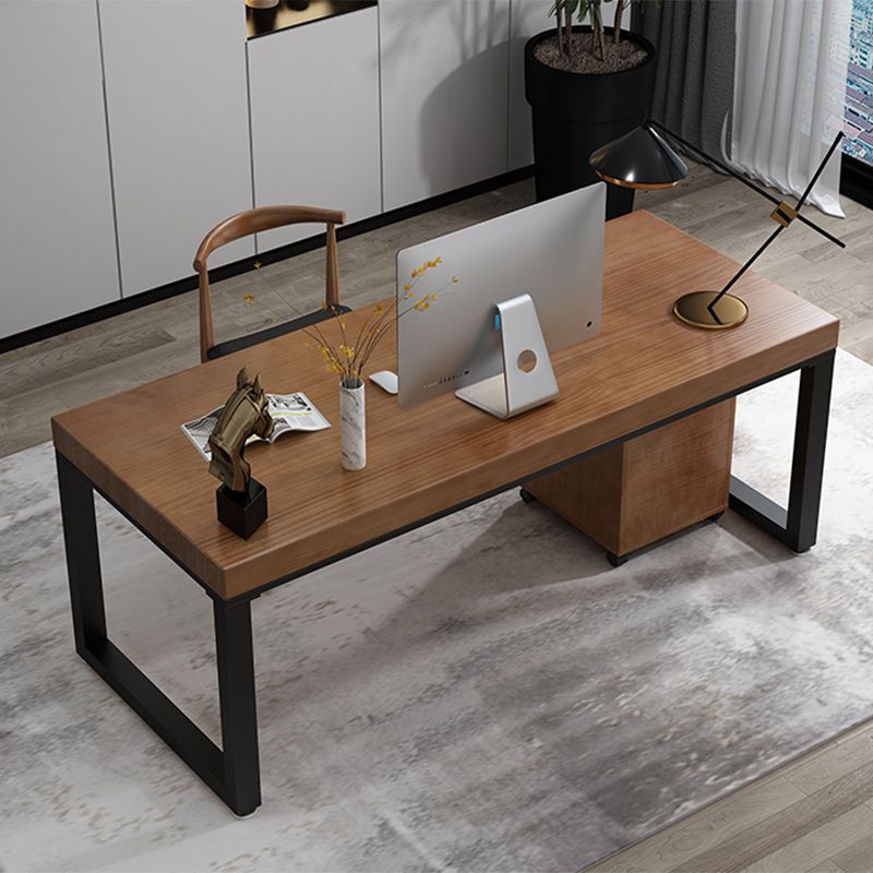 コンテンポラリースタイルの木製オフィスデスクブラウンの長方形の形状タスクデスク