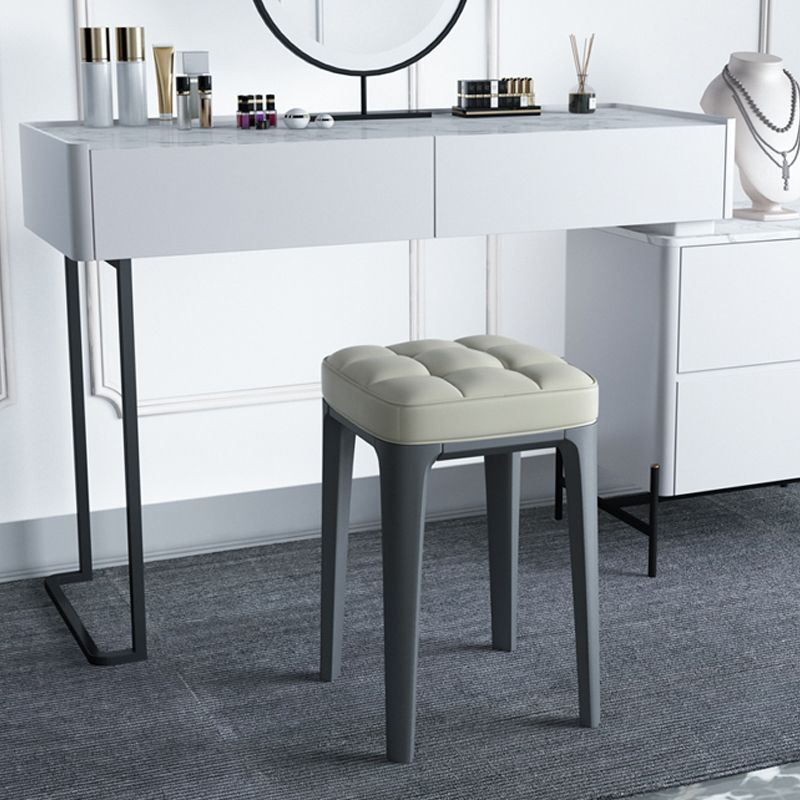 Zeitgenössischer Standard -Quadrat -Lederstandard mit 4 Beinen für Zuhause