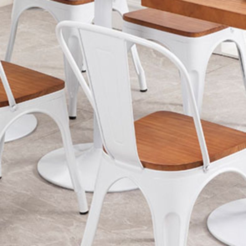 スラットバックアームチェアメタルベースのある現代のダイニングチェア