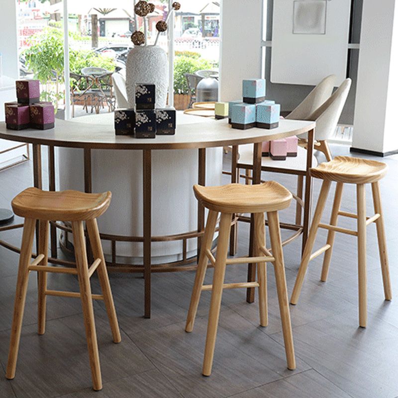 Taburete de bar de madera sin respaldo moderno con pedal y asiento de madera