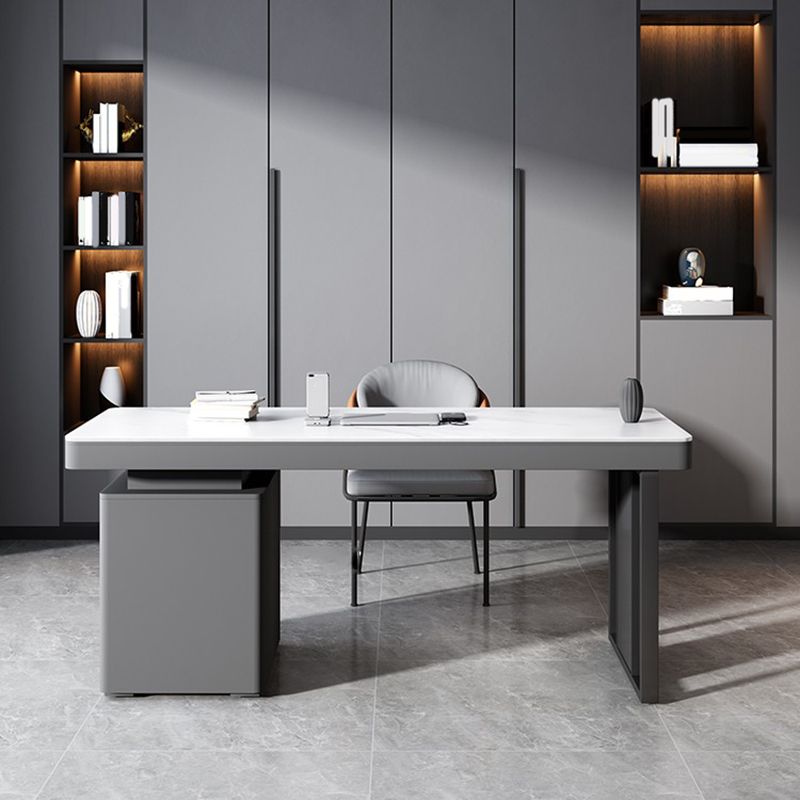 Scrivania per ufficio grigio e bianco con gestione dei cavi di scrittura di un gabinetto