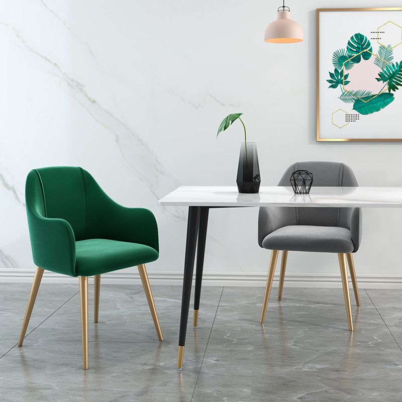 グラムダイニングアーム椅子布張りの腕の椅子と家のための金色の脚