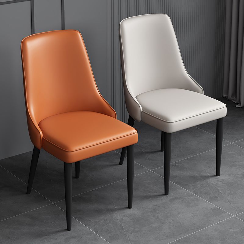 Silla lateral simple moderna silla de comedor de cuero sintética con base de metal para dormitorio