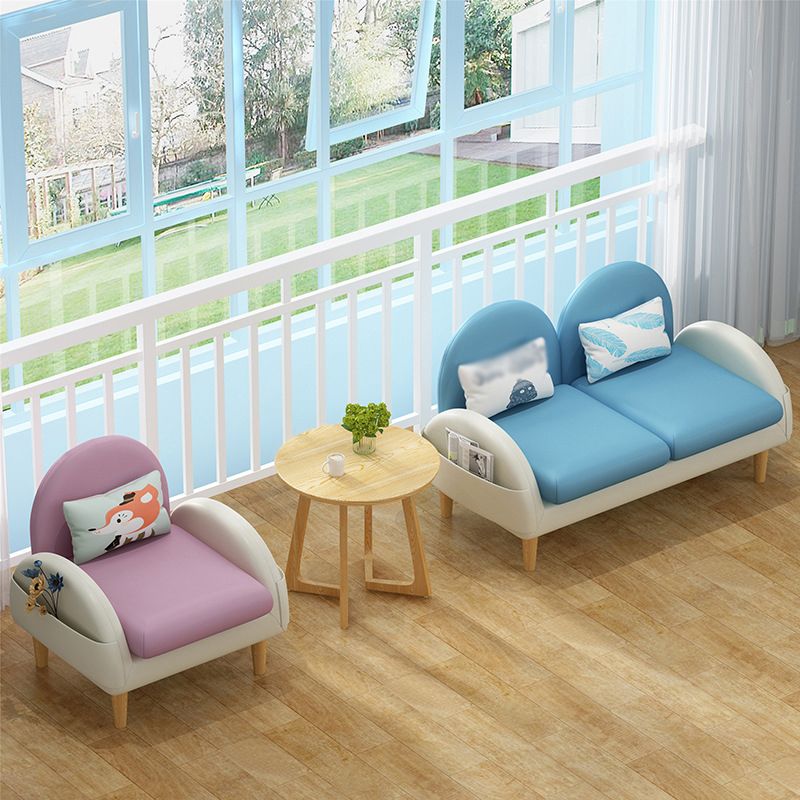 Divano retro con cuscino in pelle finta con spazio per soggiorno e appartamento