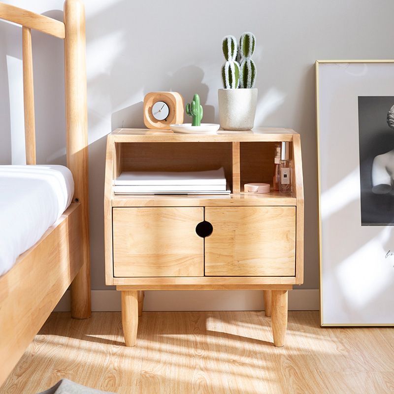 ソリッドウッドベッドサイドキャビネットの脚には、引き出し付きのナイトテーブルが含まれています