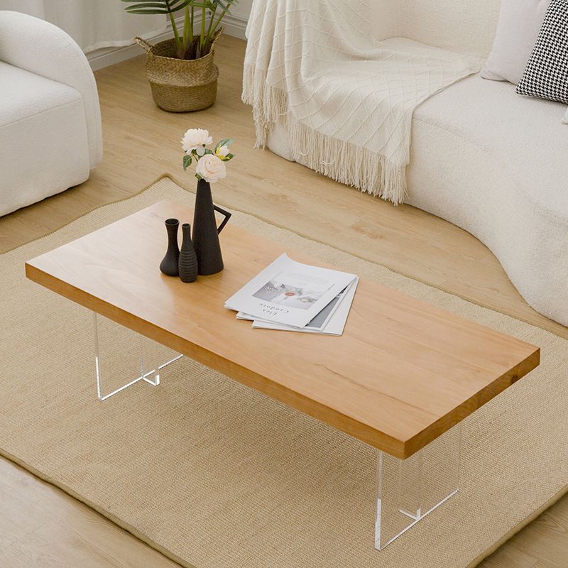 Table basse scandinave avec plateau en bois massif et base en acrylique