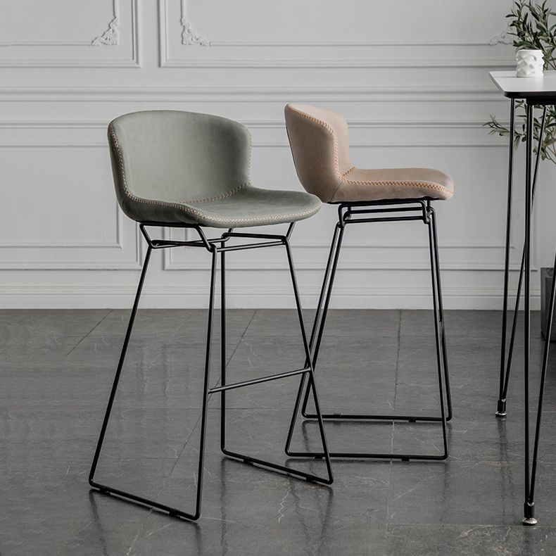 産業用鉄のバースツールが逆腰の屋内の背の高いスツールフェイクレザーシート付き