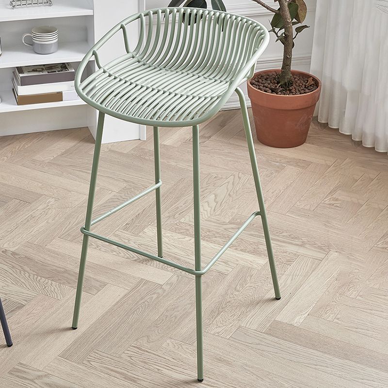 Moderno sgabello da poggiapiedi di ferro da stiro con sedile contornato in plastica per soggiorno