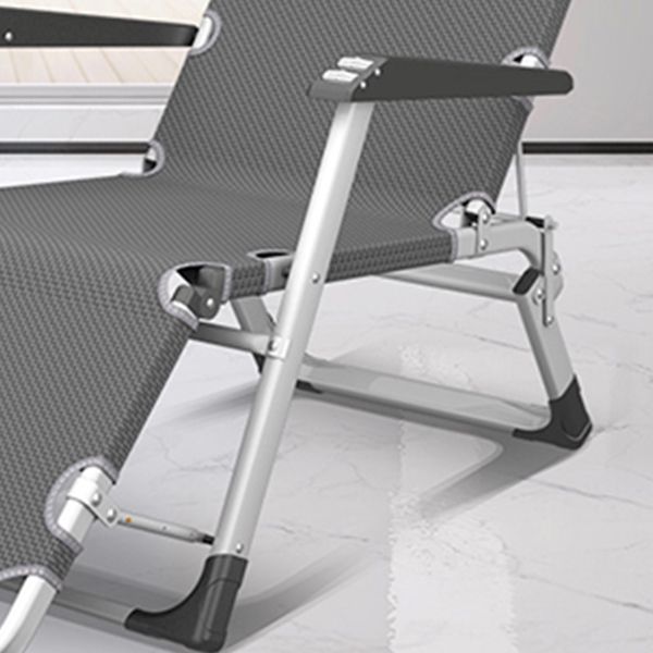 Hedendaagse grijze standaard ligstoel met metalen basis en zwarte armen