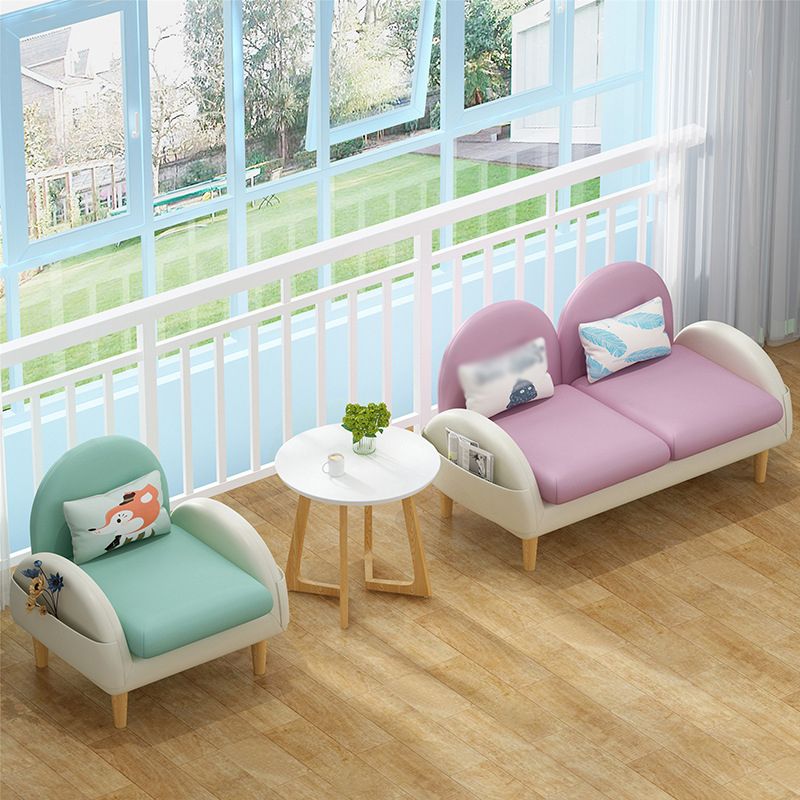 Divano retro con cuscino in pelle finta con spazio per soggiorno e appartamento