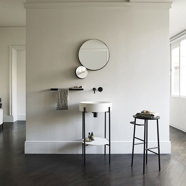 Sgabello da bar in legno con barra rotonda contemporanea con gambe metalliche