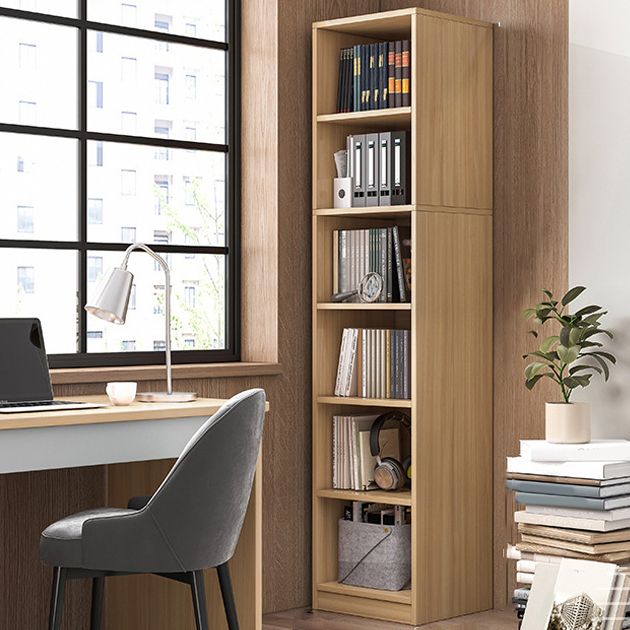 Libreria moderna standard ingegnerizzata in legno chiuso.