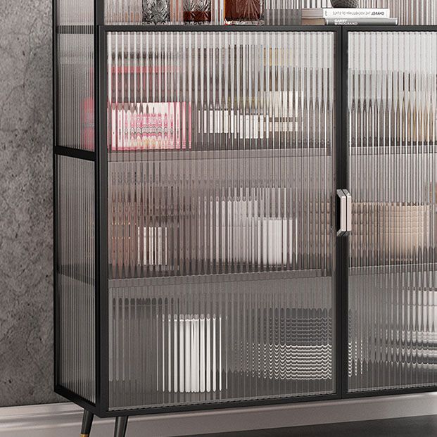 Servidor de comedor glamoroso con patas de metal en el aparador de cocina con puertas de vidrio