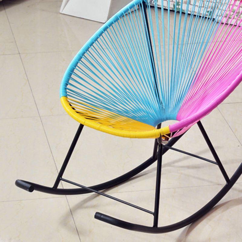 現代の怠zyなシングルロッキングチェアブレイクのためのラタンロッキングチェア