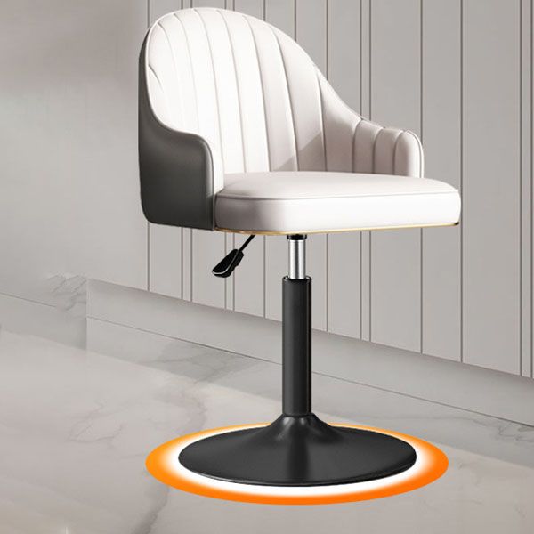 スカンジナビアのメタルバースツールローバックフェイクレザークッションスツールとフットレスト