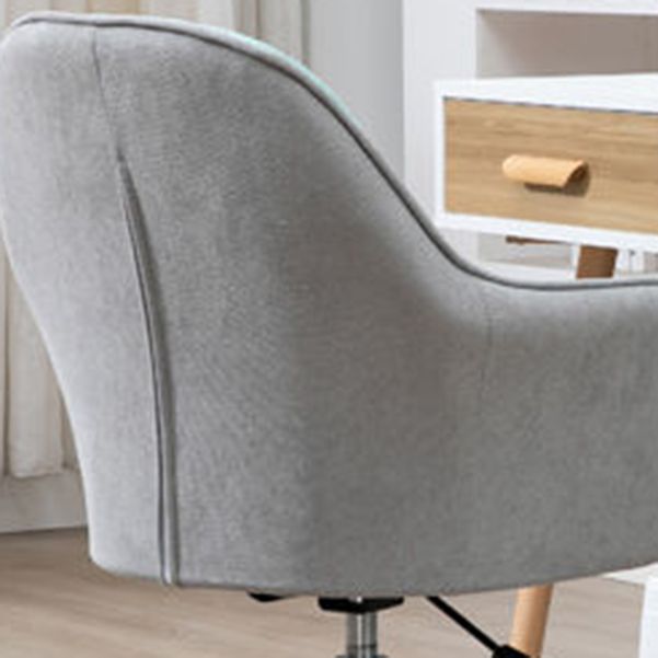 Hedendaagse gestoffeerde bureaustoel met wapens midden achterstoel voor kantoor