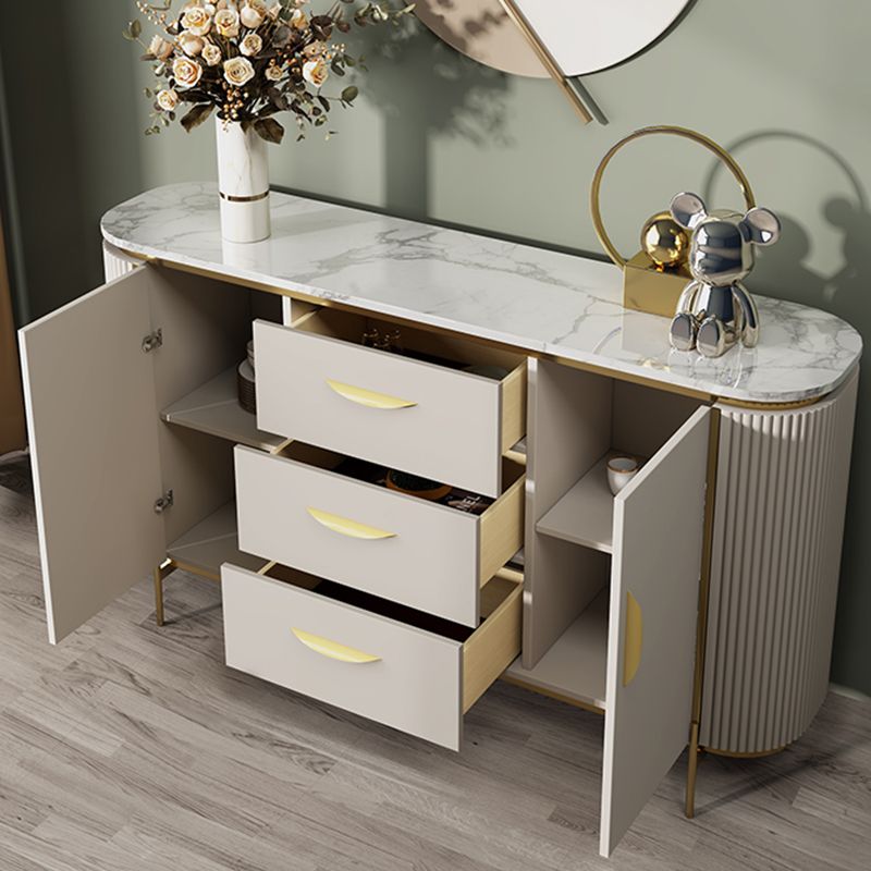 Scheda laterale di pietra per tavolino a buffet moderno con armadi e cassetti