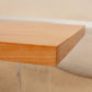 Table basse scandinave avec plateau en bois massif et base en acrylique