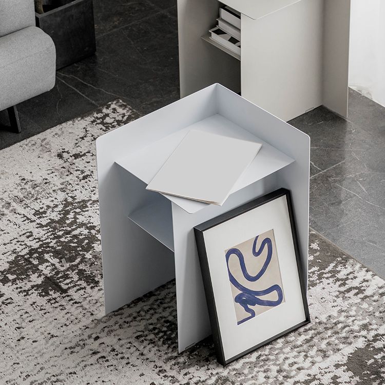 Table de bout abstraite de métal table de coin du milieu du siècle avec étagère