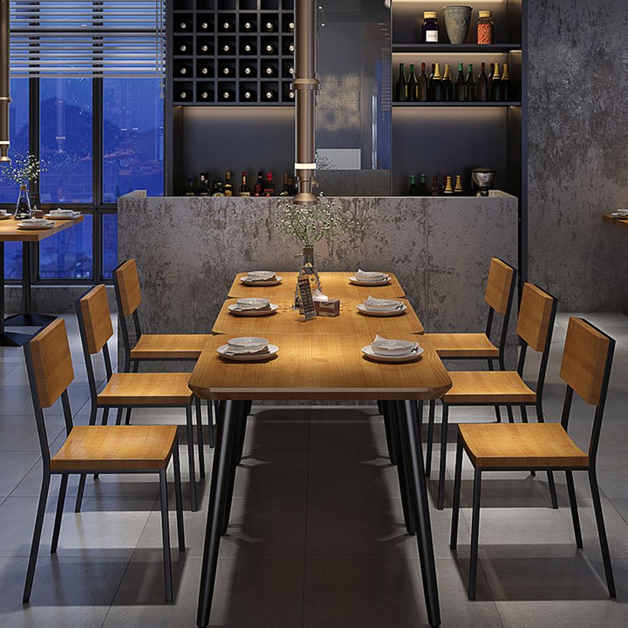 Tavolo da pranzo in legno massiccio per un tavolo industriale di ristorazione con 4 gambe