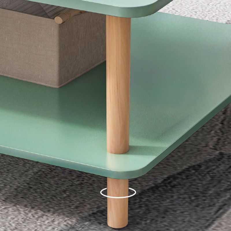 Tavolino moderno di legno con 4 gambe in legno naturale e conservazione