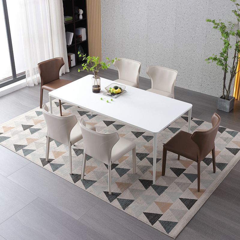 現代的なサイドチェアソリッドバックフェイクレザーダイニングルーム屋内の椅子