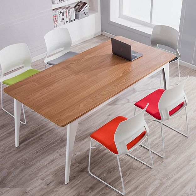 Eigentijdse armloze bureaustoel geen pijnlijke ergonomische stoel