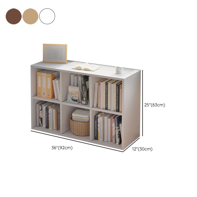 Libreria standard ingegnerizzata in legno scandinavo chiuso.