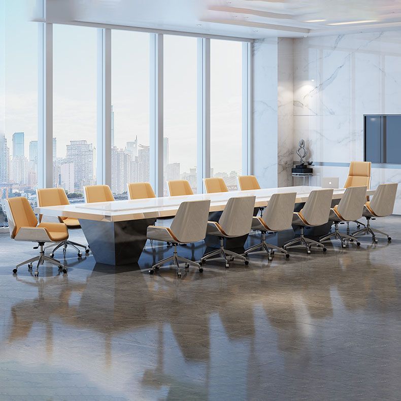 モダンなスタイルのスイベルタスクチェアフェイクレザーオフィスチェアが固定された腕