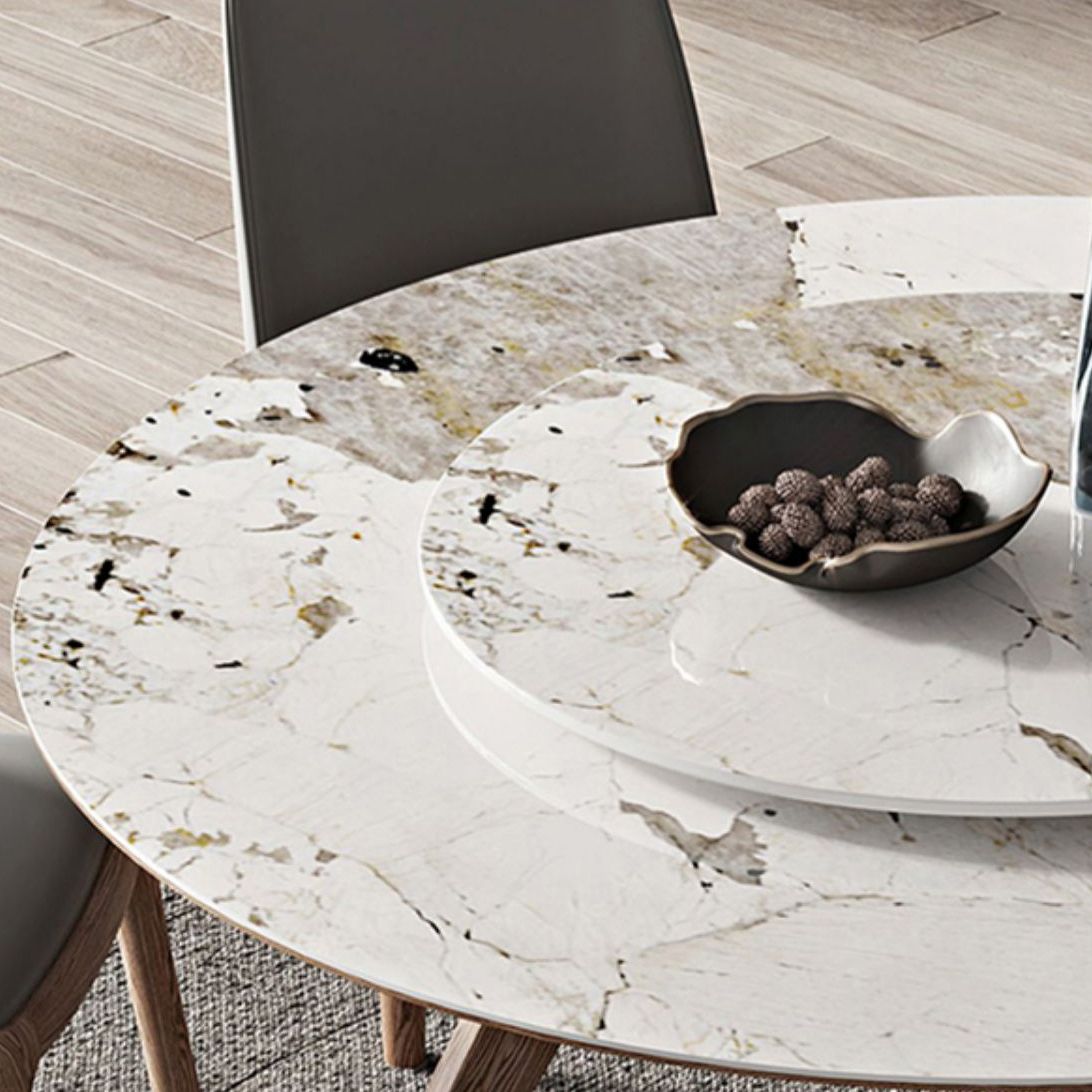 Witte gesinterde stenen tafel rond huiskeukendiner met natuurlijke poten