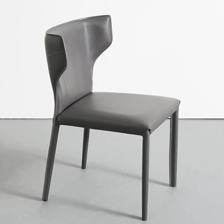 Silla de comedor de cuero y metal sin brazo de forma sintética contemporánea