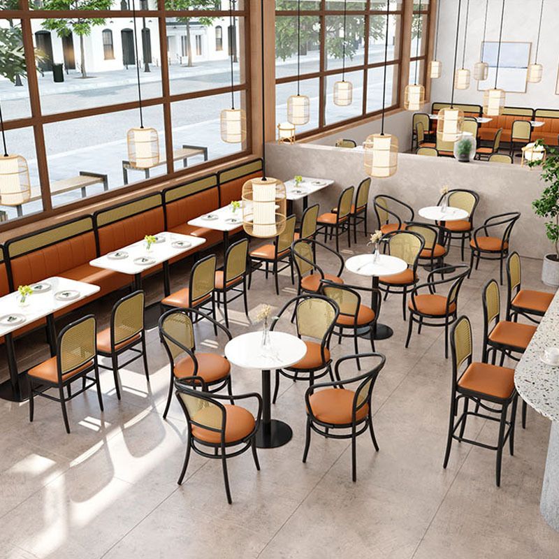 Cabillo contemporáneo y taburete marrón con 4 patas en negro