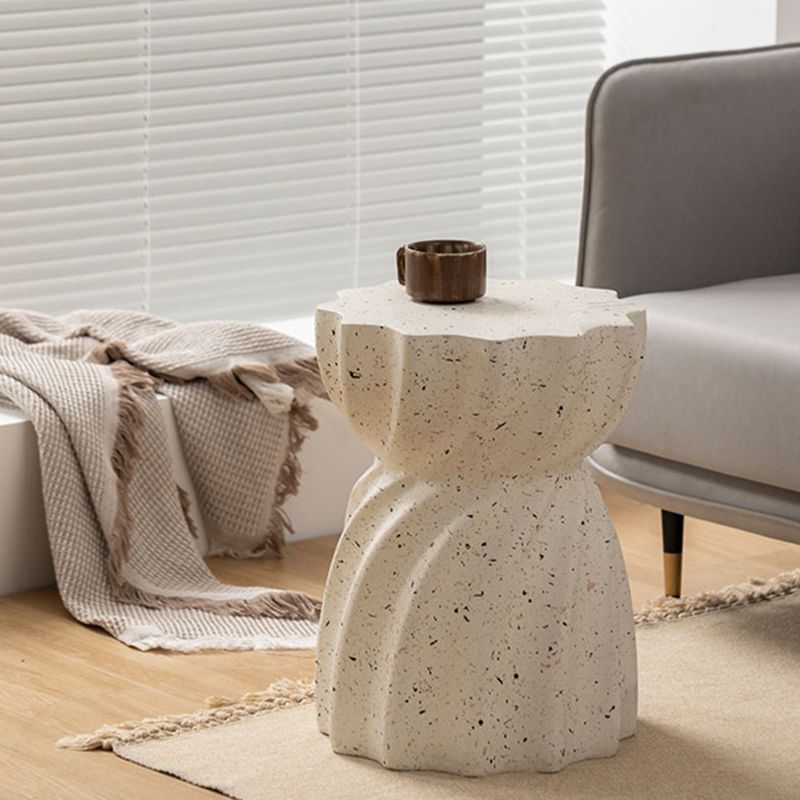 Zeitgenössischer geometrischer Akzent Seitentisch Marmor Gold Endtisch