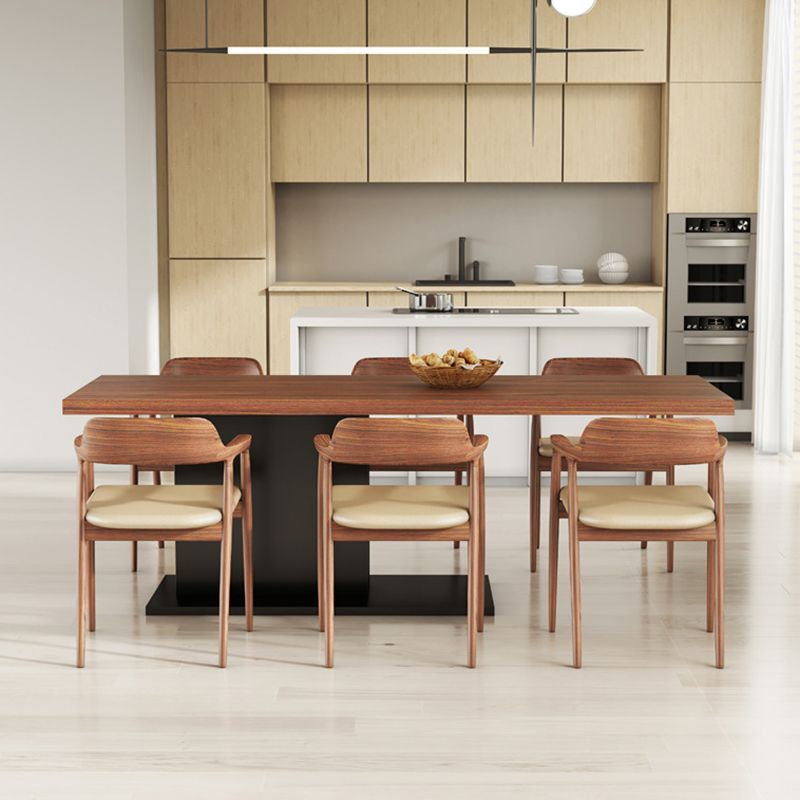 Table à manger en noyer marron