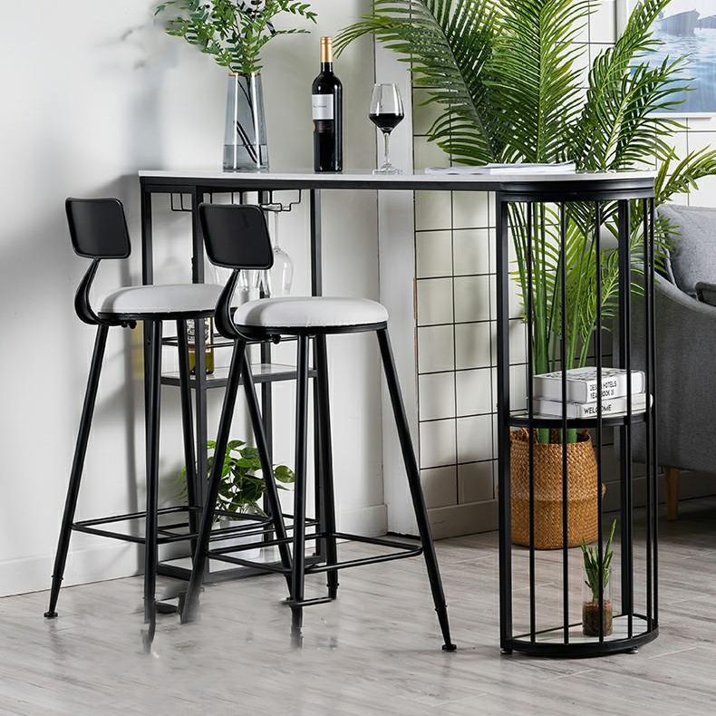 Freiform-Stehtisch mit Steinplatte, moderner Stehtisch mit Doppelsäule und Weinglashaltern