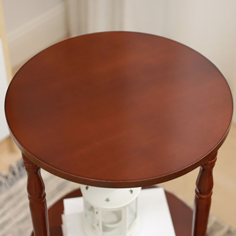 Tradizionale soggiorno a doppio livello con scaffale a 3 gambe tavolino