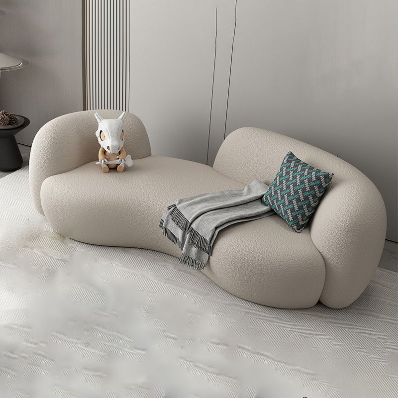 Moderne stijl bank met gebogen rug en gewatteerde sponszitting bank