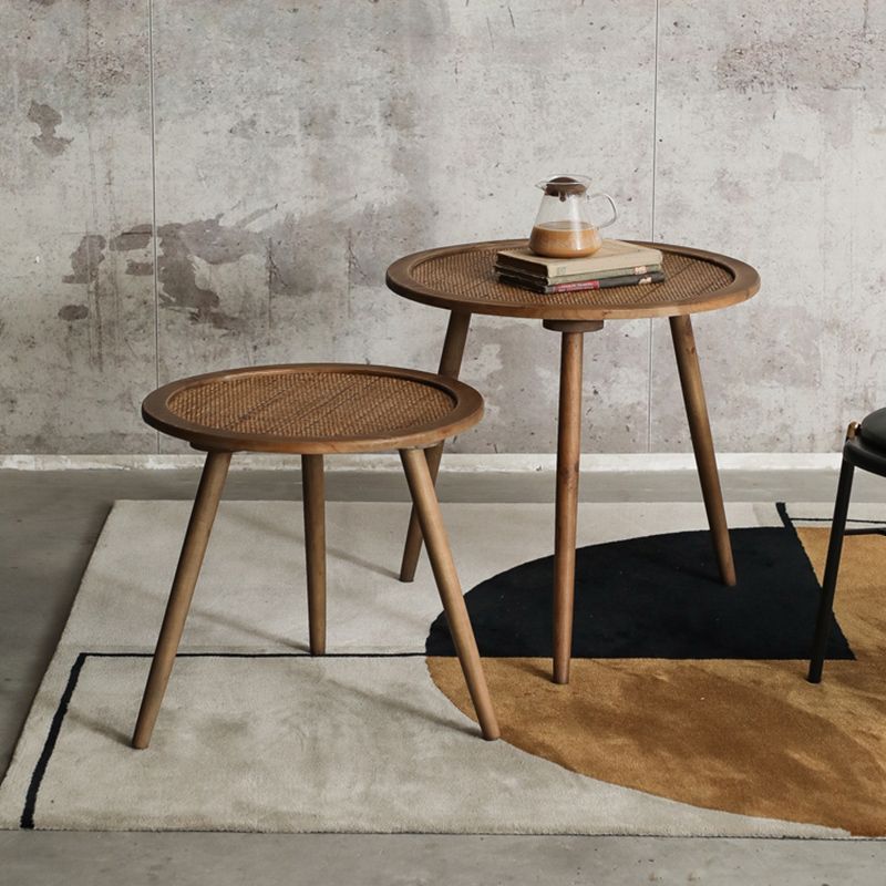 Moderner runder Hinternstisch 3 Beine Endtisch mit Rattan -Akzenten