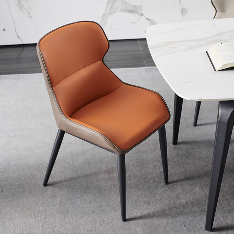 インダストリアルスタイルのウィングバックサイドチェアフェイクレザーダイニングチェア