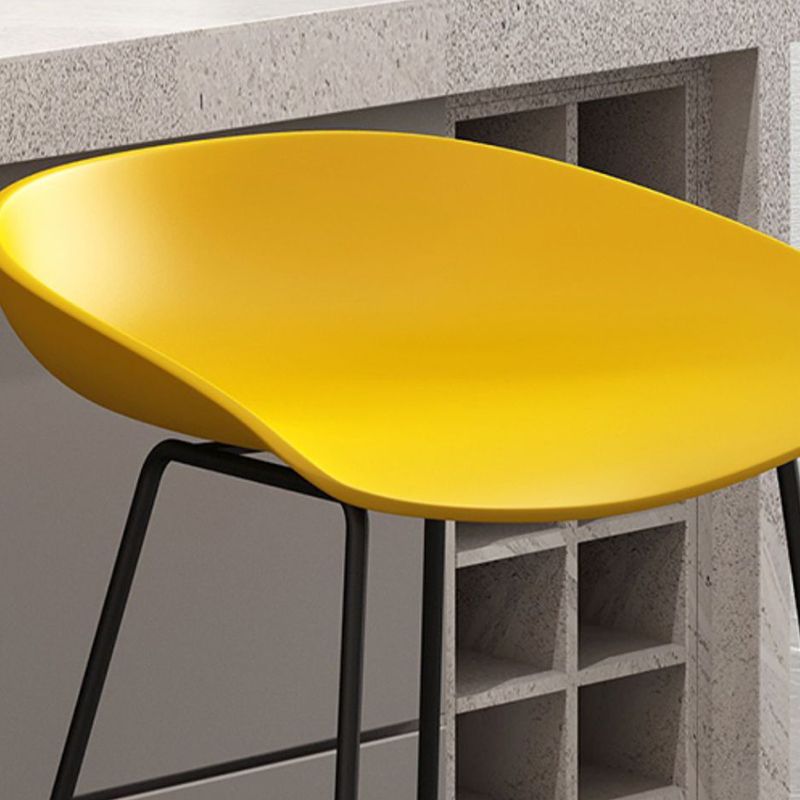 Sgabello da bar in plastica stile moderno. Sgabello da bar a secchiello ad altezza bancone