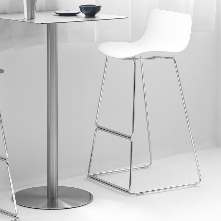 Tabouret de bar de style contemporain tabouret de comptoir en plastique avec des jambes en métal pour la maison