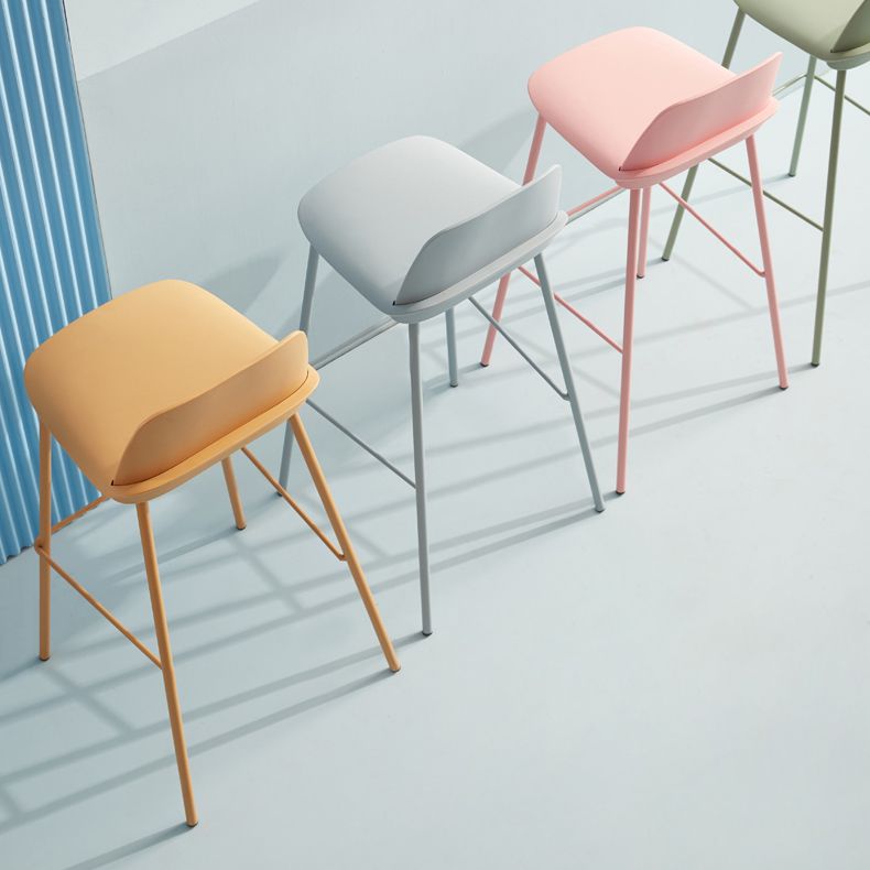 ノルディックスタイルのプラスチックバースツールカラフルな鉄の脚バースツールリビングルーム