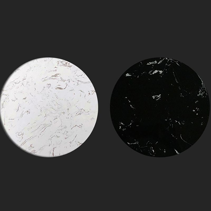 Modernos colgadores de metal enmarcado sin pie con ganchos en el árbol del salón