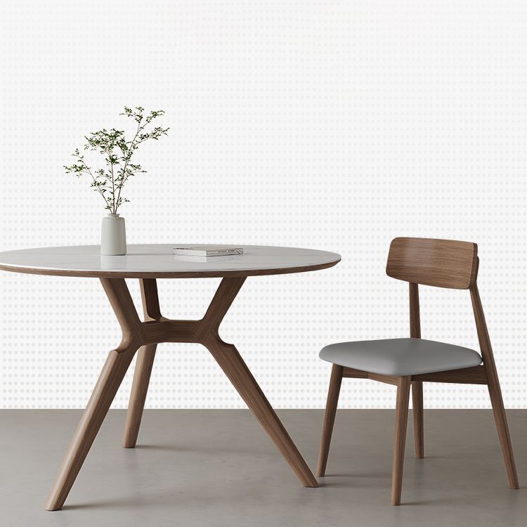 Eigentijdse ronde witte stenen eettafel met massief houten schroefdeksel